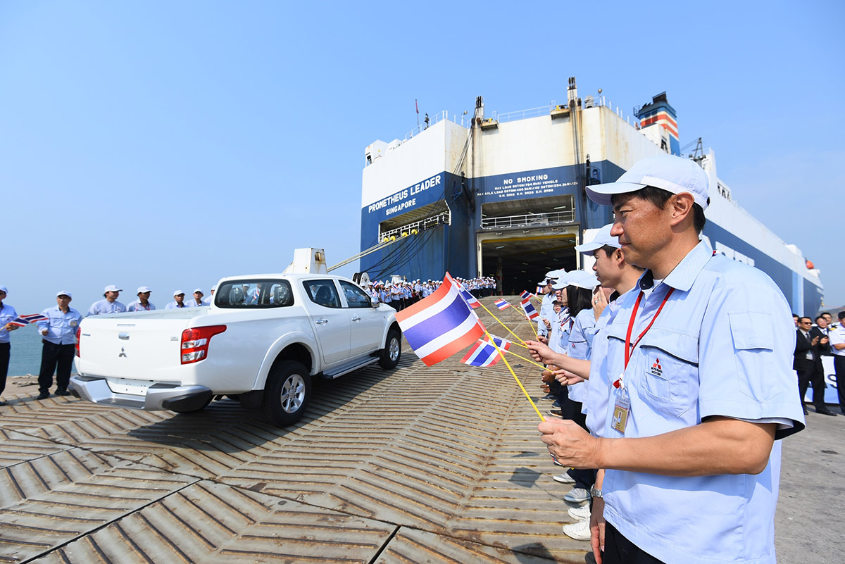 Wyznacznik nowych trendów - X-MAG.pl L200 5. generacji - załadunek w porcie w Tajlandii