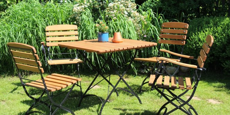 Stół z krzesłami w wiejskim ogrodzie - X-MAG.pl Stół z krzesłami do ogrodu