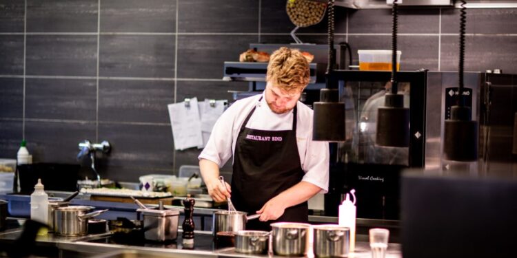 Gdzie zamówić profesjonalne wyposażenie gastronomiczne? - X-MAG.pl kucharz