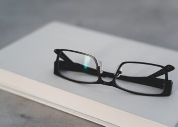 Oprawki do okularów – jak wybrać najlepsze do swoich potrzeb?