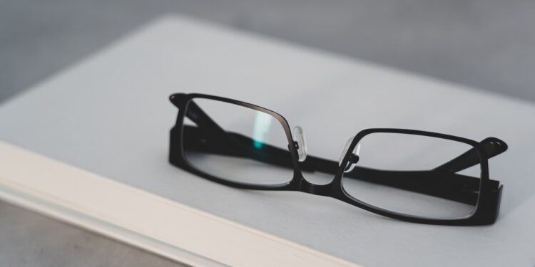 Oprawki do okularów – jak wybrać najlepsze do swoich potrzeb?