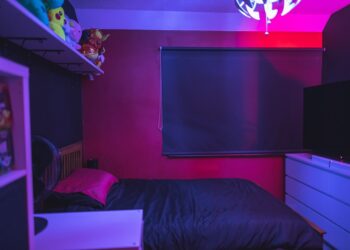 Jakie łóżko do małego pokoju nastolatka? Oto kompaktowe i wygodne modele!