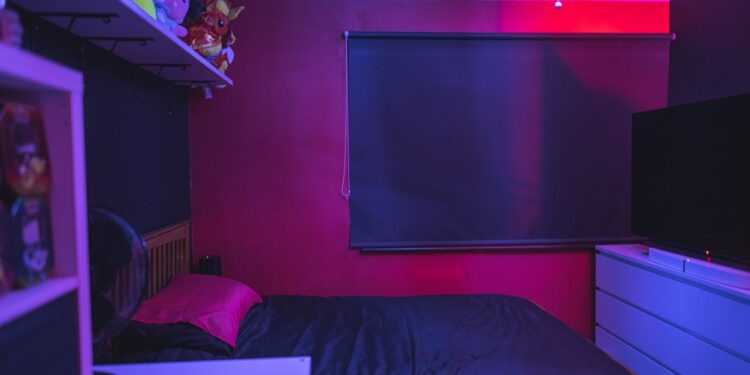 Jakie łóżko do małego pokoju nastolatka? Oto kompaktowe i wygodne modele!