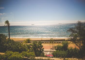 Domki letniskowe blisko morza – dlaczego warto je wynajmować?