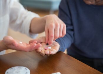 Domowa opieka medyczna – czym kierować się przy wyborze firmy?