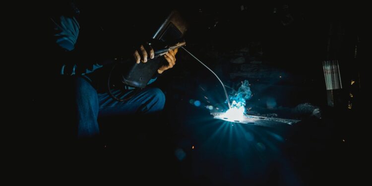 Prasa hydrauliczna i jej zastosowanie w praktyce - X-MAG.pl Prasa hydrauliczna i jej zastosowanie w praktyce