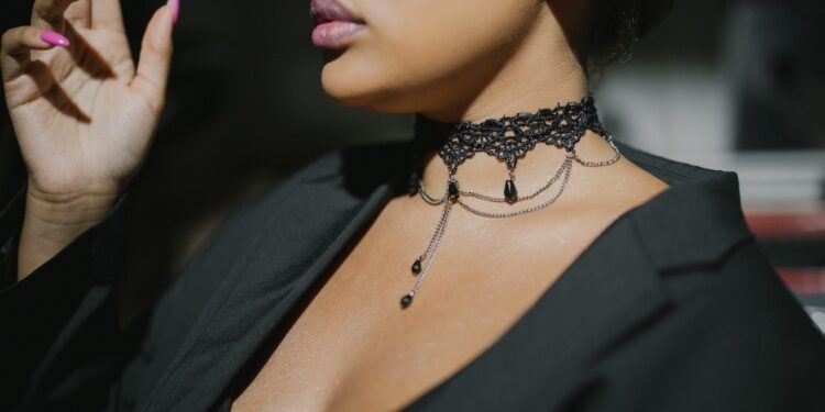 Choker damski - jak go nosić na co dzień? - X-MAG.pl naszyjnik choker