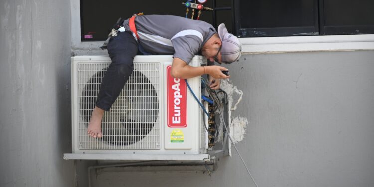 Jak w praktyce wygląda montaż klimatyzacji? - X-MAG.pl montaz klimatyzacji