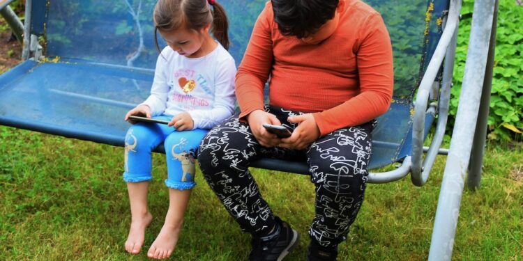 Huśtawka ogrodowa bujana dla dzieci - świetna zabawa dla najmłodszych - X-MAG.pl hustawka bujana ogrodowa dla dzieci