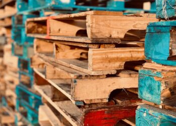 skup palet drewnianych