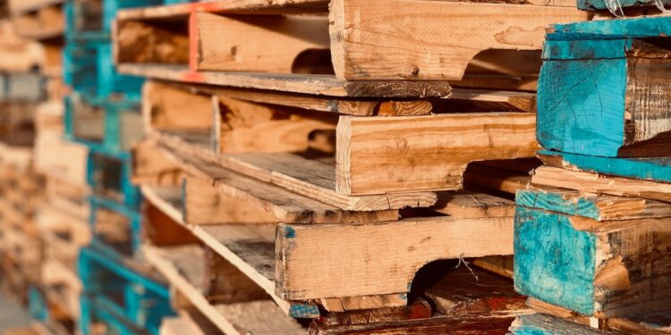 skup palet drewnianych