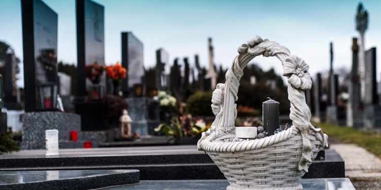 Jakie zalety mają grobowce granitowe? - X-MAG.pl grobowiec z granitu