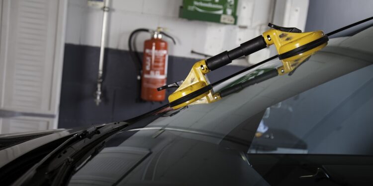 Szklarz samochodowy - jaki jest zakres jego usług? - X-MAG.pl samochodowy szklarz