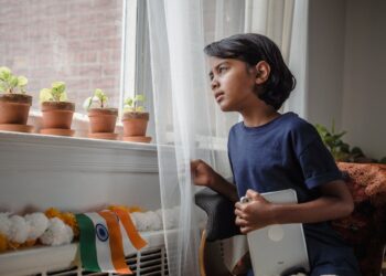 dziecko wyglądające za okno