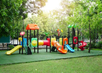 uszkodzenia zabawek na placu zabaw