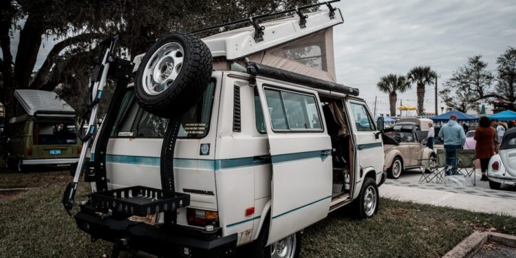 Podróżowanie w czterech ścianach – pomysły na klimatyczne aranżacje wnętrz - X-MAG.pl urzadzenie kampera