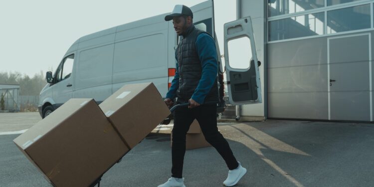 Ręczny czy elektryczny? Jaki wózek paletowy wybrać? - X-MAG.pl transport paczek