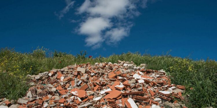 Wywóz Gruzu: Klucz do Ekologii i Zrównoważonego Rozwoju - X-MAG.pl gruz budowalny